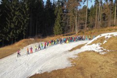 56 lyžařů